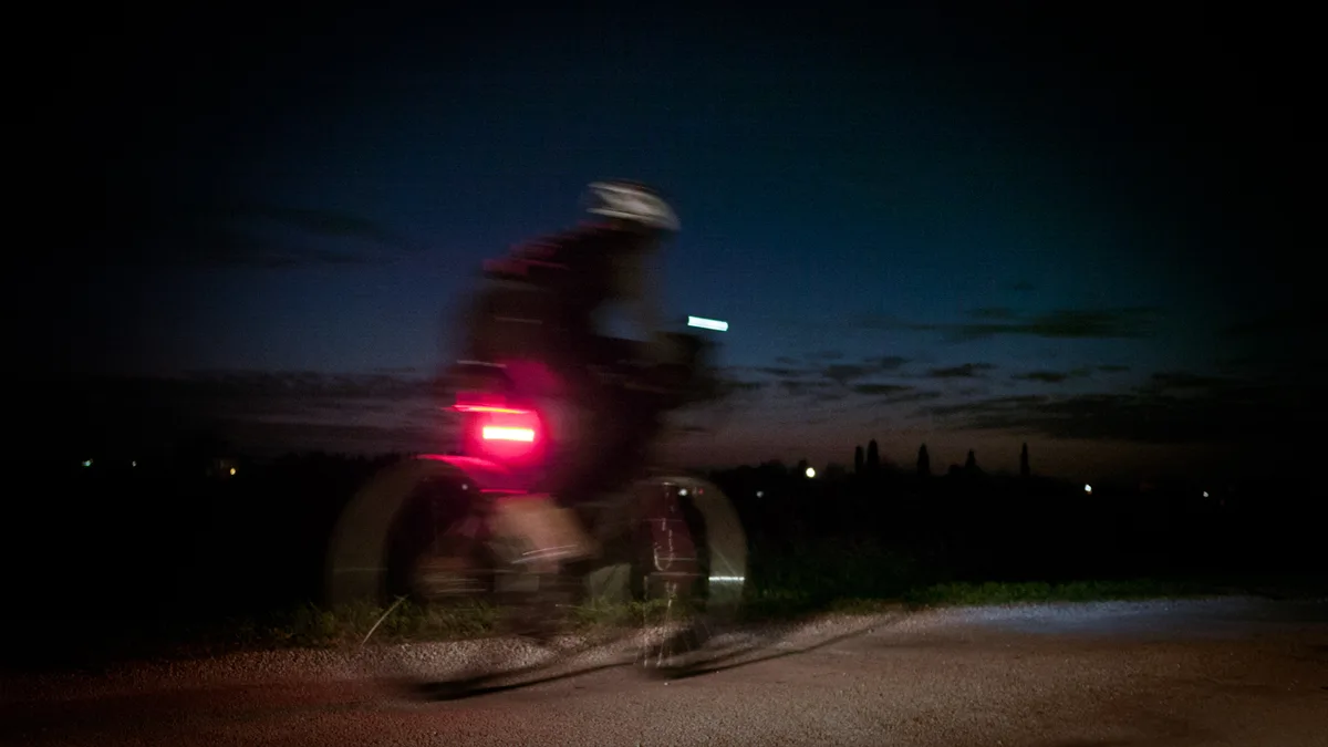 Cyclisme de nuit : équipement, sécurité et bonnes pratiques